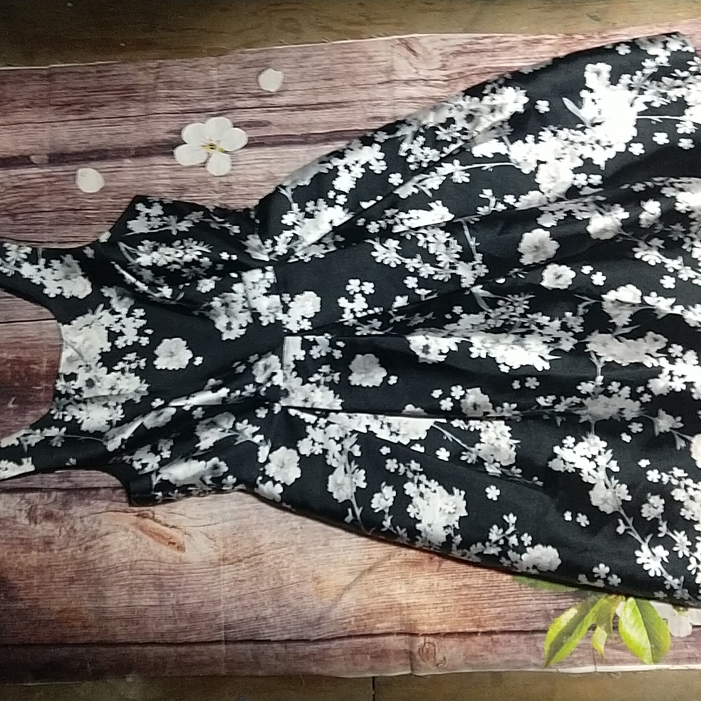 Forever 21 Sleeveless Floral Dress Size Medium